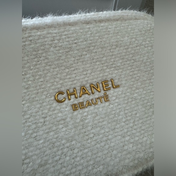 CHANEL 2024 Holiday Cosmetic Pouch - Picture 5 of 7